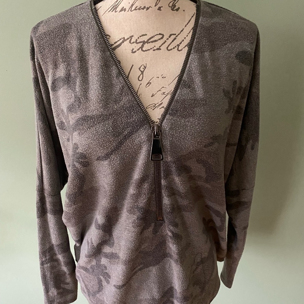 Women’s Grey Camo Zipper Top Size Small
